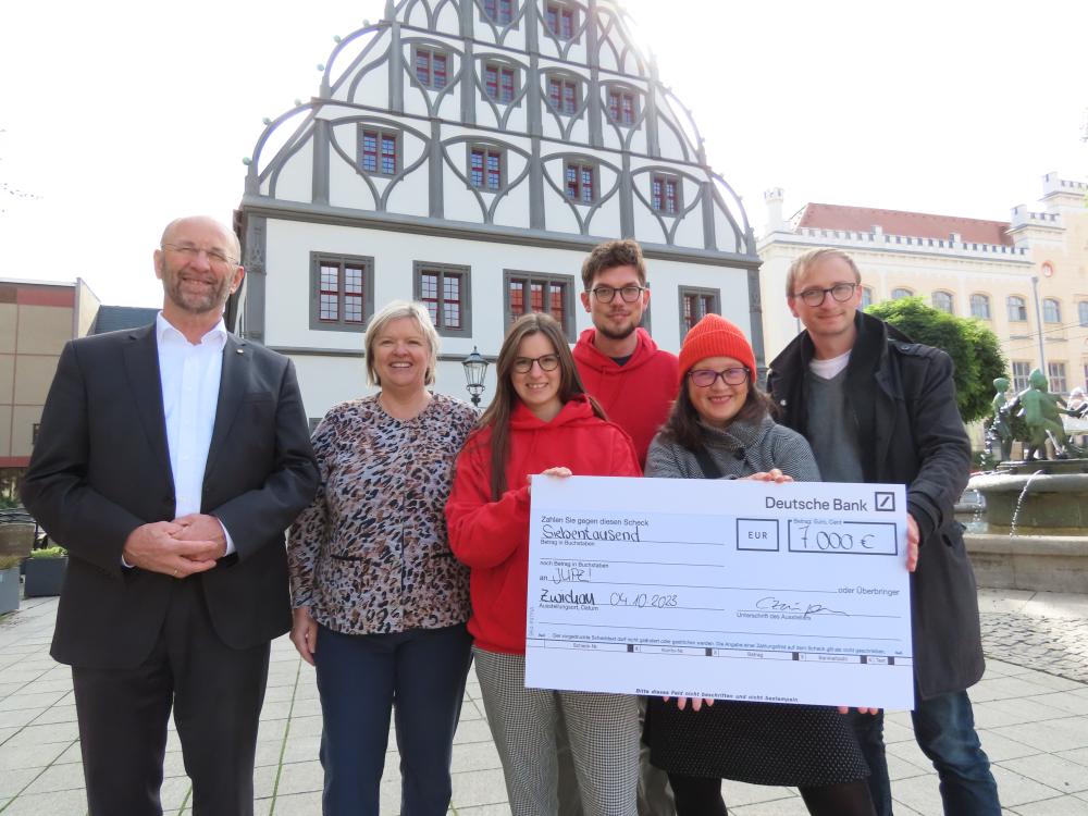 Günter Elfmann, Präsident vom Lions Club Zwickau, und Claudia Czingon vom Lions Club Crimmitschau-Werdau (links) übergaben einen Scheck über 7.000 Euro an das Team der Theaterpädagogik Plauen-Zwickau.